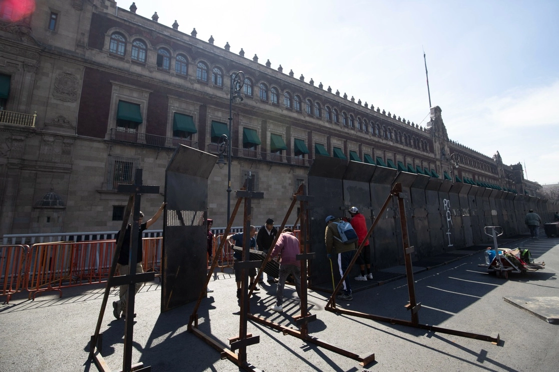 Resguardo del Palacio Nacional ante las marchas. Foto Yazmín Ortega Cortés 



