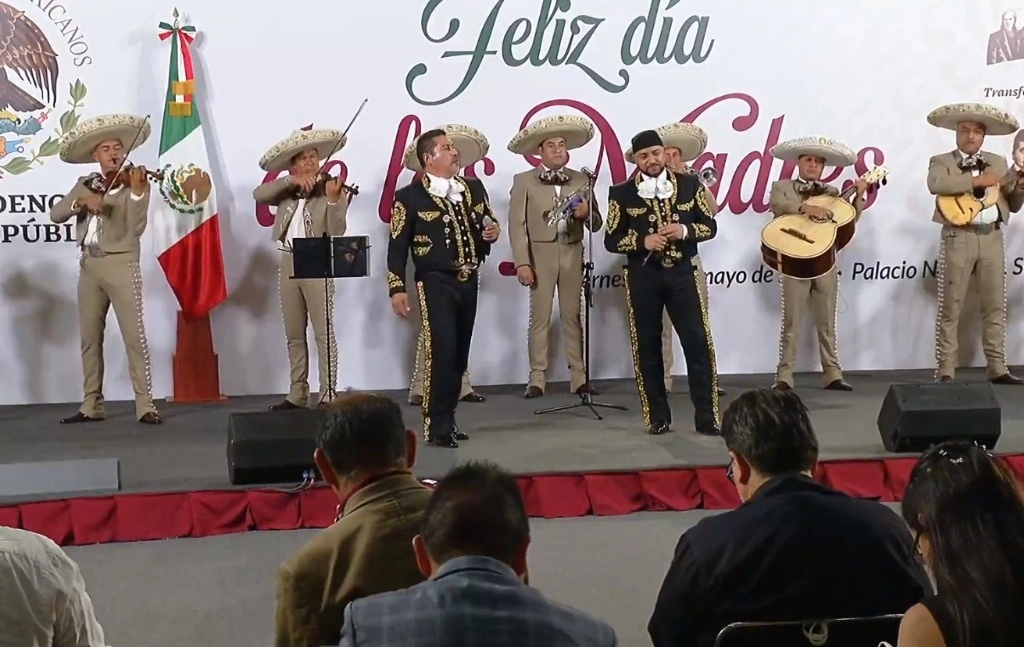 “Vamos a llevar a cabo este homenaje a las madres. Nada de política, nada de preguntas y respuestas. Es para las mamás. Mucho amor, amor, amor”, dijo el presidente Andrés Manuel López Obrador. Imagen tomada de X @lopezobrador_