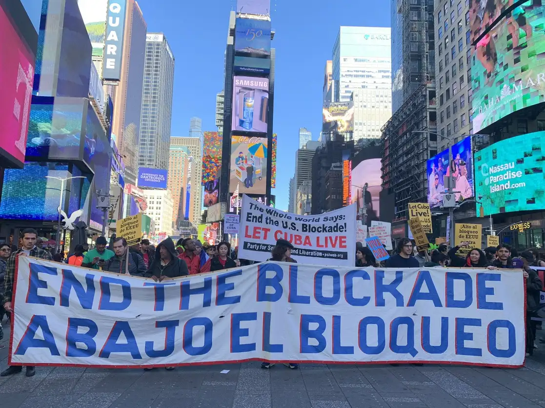 La Asamblea General analizó ayer una nueva resolución contra el cerco de Washington hacia Cuba, la cual será votada hoy. En Nueva York (imagen), activistas se manifestaron contra el bloqueo. Foto tomada de Twitter