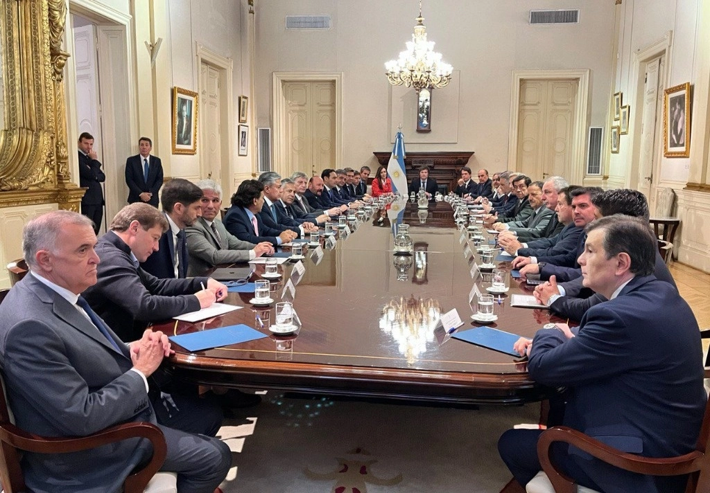 El presidente Javier Milei (al fondo, en el centro), se reunió ayer por primera vez con los gobernadores de las provincias de Argentina. Foto tomada de la cuenta de X del mandatario 