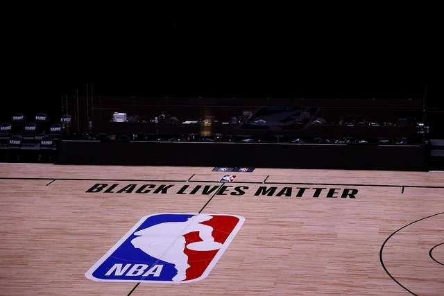 La NBA reanudará hoy los playoffs, después de tres jornadas de paro por el histórico boicot en protesta del ataque policial al afroestadunidense Jacob Blake. Foto Afp