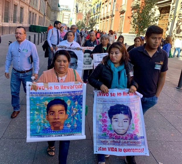 Arribo de padres y familiares de los 43 a Palacio Nacional. Foto Alma Muñoz 