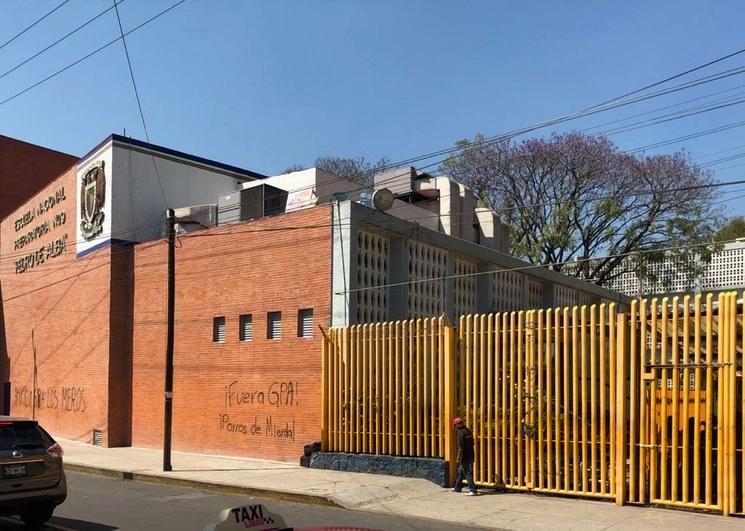 Las instalaciones de la Escuela Nacional Preparatoria número 9, Pedro de Alba, continúan tomadas. Autoridades de la UNAM ofrecieron una reunión para el próximo miércoles. Foto Roberto García Ortiz