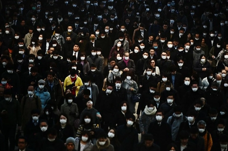 Personas utilizaban cubrebocas como medida de prevención de contagio del covid-19 en Japón. 