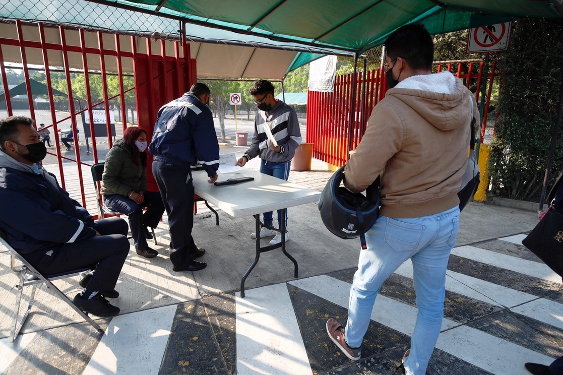 Jóvenes ingresan al Colegio Madrid, una de las sedes donde se realiza el examen de ingreso al nivel licenciatura de la UNAM 2021, en el último día de su aplicación en la Ciudad de México, el 23 de mayo de 2021. Foto Cristina Rodríguez