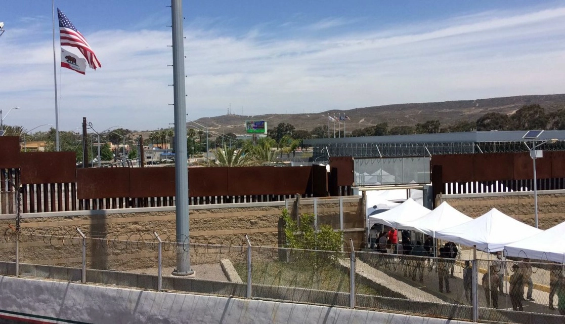 Trabajadores de maquiladoras ubicadas en Tijuana acceden a garita de El Chaparral para ser vacunados por parte del gobierno de Estados Unidos y empresas privadas, en mayo pasado. Foto Cuartoscuro 