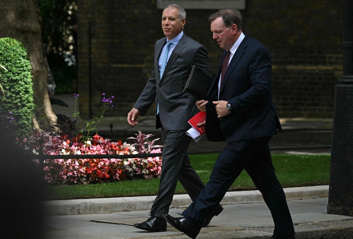 El director ejecutivo de HSBC, Georges Elhedery (izq.), llega al número 10 de Downing Street en Londres el 9 de julio de 2025 para asistir a una reunión de líderes empresariales franceses y británicos, en el segundo día de la visita de Estado de tres días del presidente francés, Emmanuel Macron, a Gran Bretaña. Foto
