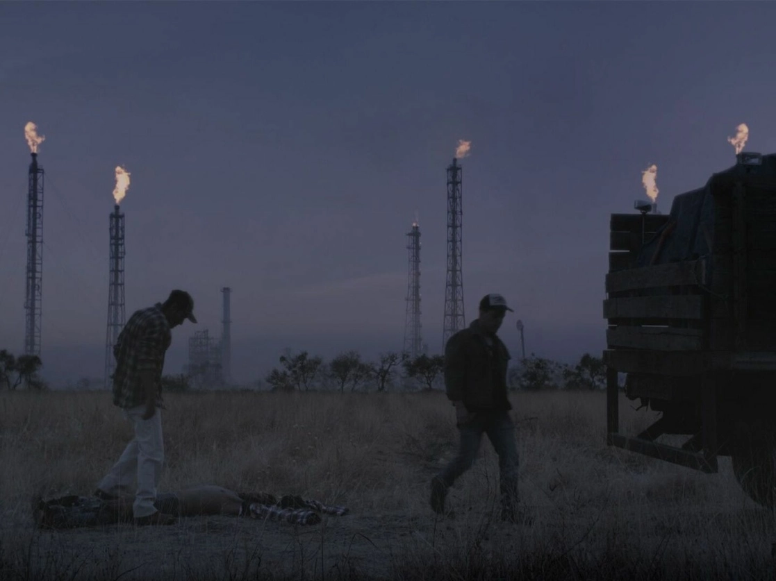 Una escena del primer largometraje del autor, quien asegura que puso interés en hacer sentir al espectador el olor a combustible y polvo de sus locaciones, en medio de la ambición por un tesoro ilegal. Foto cortesía de la producción de 'Huachicolero'