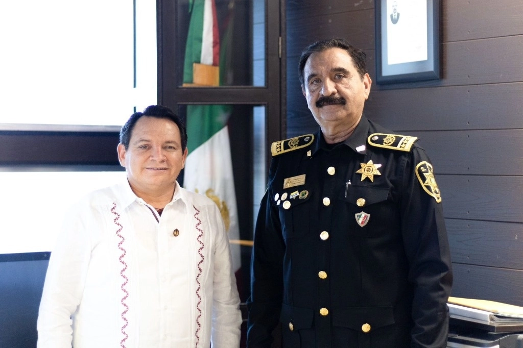 Joaquín Mena y el actual titular de la SSP Luis Felipe Saidén, durante una reunión. Foto 'La Jornada'