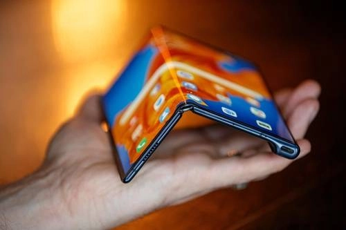 El smartphone plegable de la marca Huawei. Foto Afp