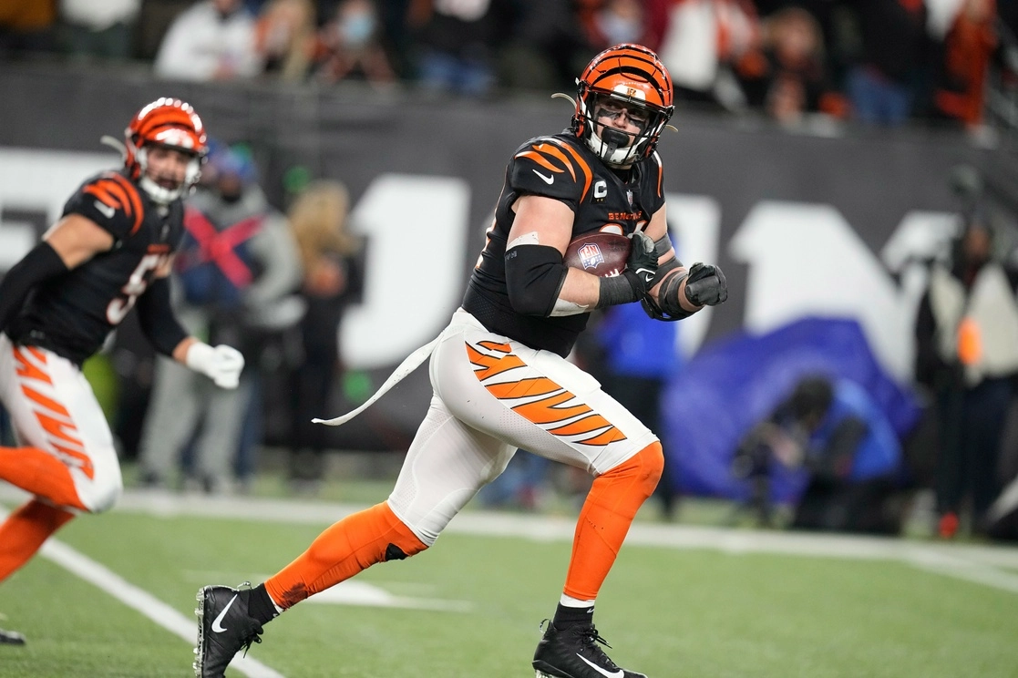 Sam Hubbard, corrió 98 yardas y terminó en la zona de anotación de los Cuervos de Baltimore que dio la dramática victoria a los Bengalíes por 24-17. Foto Ap