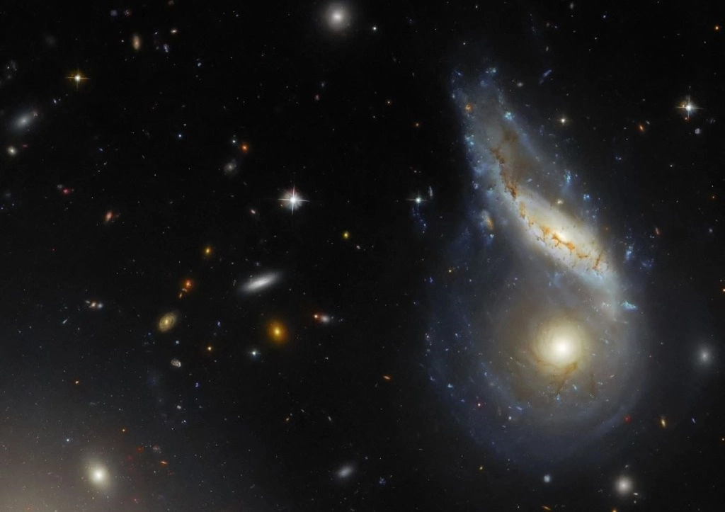 Imagen del telescopio espacial de la NASA muestra la galaxia Arp 122. Foto Europa Press




