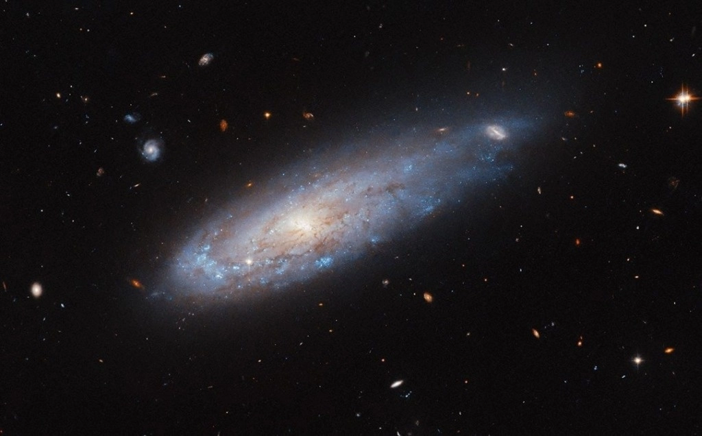 Esta imagen del telescopio espacial Hubble de la NASA/ESA muestra la galaxia espiral IC 3225. Foto Europa Press
