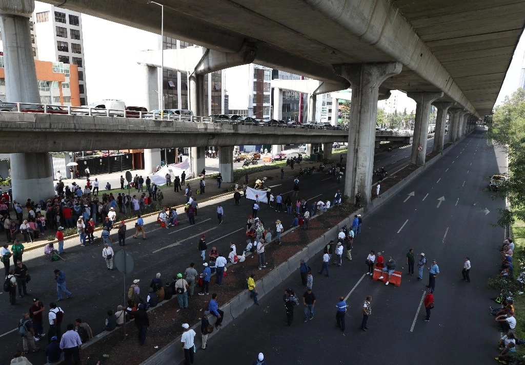 El 13 de septiembre, ex trabajadores de la desaparecida Ruta 100 que solicitaban una reunión en la Comisión Nacional de los Derechos Humanos, al no ser recibidos, bloquearon por más de dos horas Anillo Periférico Sur, en ambos sentidos. Foto Alfredo Domínguez