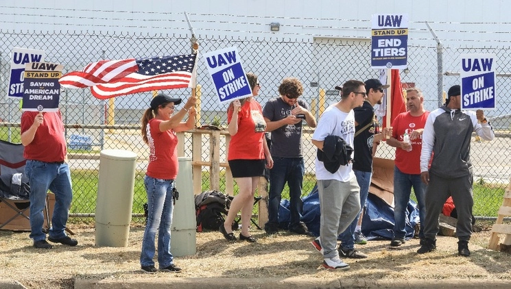 La United Auto Workers dijo que el sindicato ampliará su huelga contra los principales fabricantes de automóviles al abandonar 38 instalaciones de General Motors y Stellantis en 20 estados. La imagen, del 21 de septiembre de 2023, en Stellantis en Toledo, Ohio. Foto Jeremy Wadsworth / The Blade vía Ap