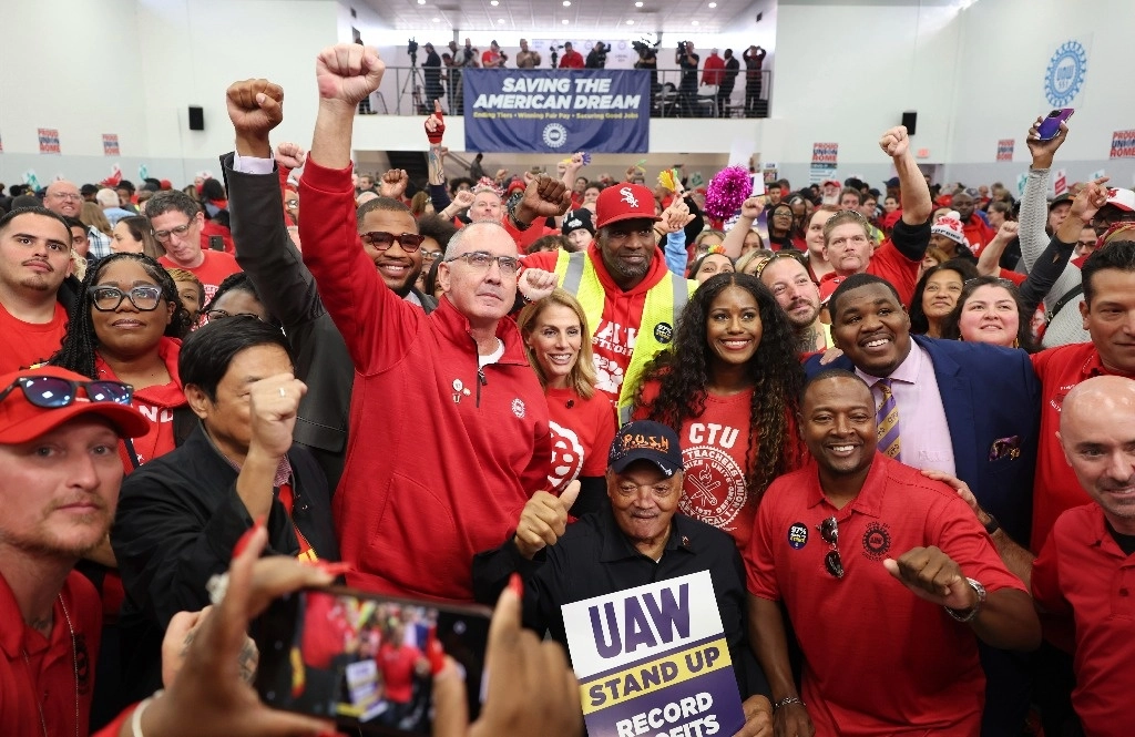 En imagen de archivo, el presidente de United Auto Workers, Shawn Fain, en el local del sindicato en Chicago. Foto Jim Cason