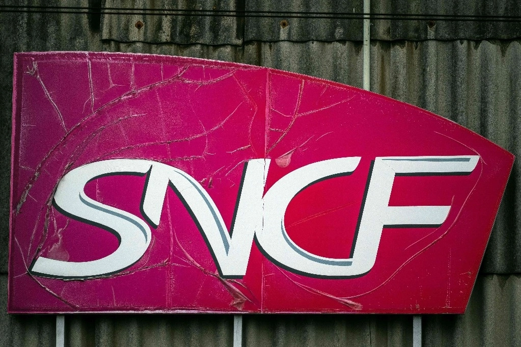 Logotipo de la SNCF (compañía ferroviaria estatal francesa) en la estación de tren de Matabiau en Toulouse, durante una huelga organizada por los controladores de la SNCF. El objetivo es hacer funcionar "uno de cada dos trenes de alta velocidad (TGV)" este próximo fin de semana, anunció SNCF Voyageurs el 14 de febrero de 2024, tras una huelga iniciada por los inspectores de billetes. Foto Afp