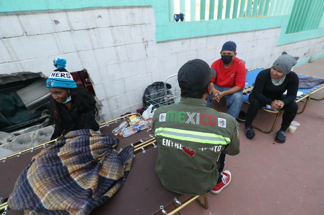 Migrantes atendidos por personal del INM en albergue de la CDMX. Foto Luis Castillo/ archivo