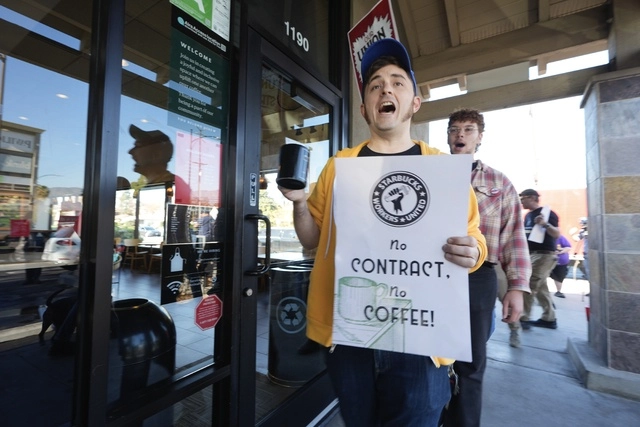El paro que comenzó en Los Ángeles, Chicago y Seattle, se extendió a Boston, Dallas y Portland, Oregon. Foto Ap