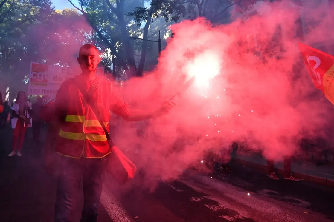 Durante la huelga de transportes contra la inflación y en pro de alzas salariales, en Nimes, Francia, el 10 de noviembre de 2022. Foto Afp 