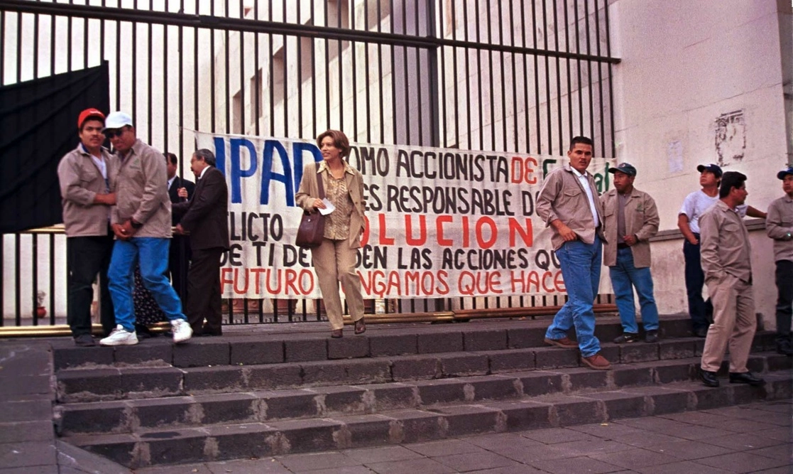 Trabajadores del Sindicato de Petroquímica Sección 97 de la Agroindustria del Balsas "Fertinal" en Cd. Lázaro Cárdenas, Michoacán cerraron la avenida Hidalgo, a la altura de la SHCP, en protesta de aumento del 11 por ciento, el 15 de abril de 2015. Foto Cuartoscuro