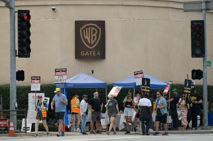 La WGA se declaró en huelga el 2 de mayo y el paro laboral ha alcanzado su día 145 este sábado, colocándolo a dos semanas de la huelga más larga en la historia del sindicato, que duró 154 días en 1988. Foto Ap.