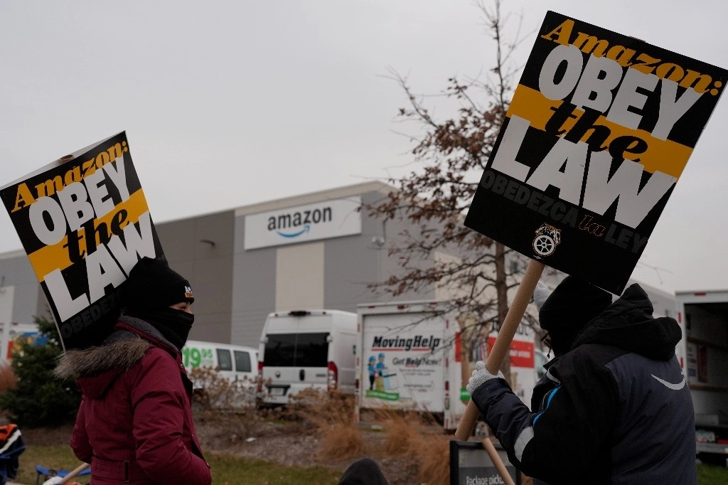 Trabajadores protestan en una de las plantas de Amazon en Skokie, Illinois, el 19 de diciembre de 2024. Foto Ap