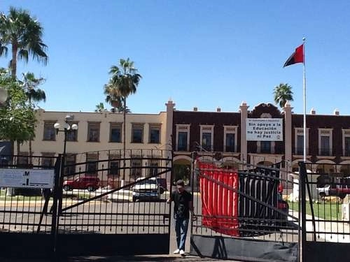Las banderas rojinegras siguen colocadas en la Universidad de Sonora, en imagen de archivo. Foto Ulises Gutiérrez/ La Jornada