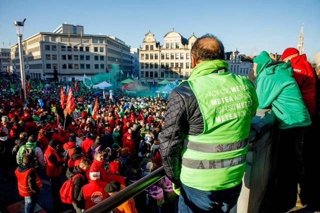 Manifestantes se reúnen durante una huelga nacional convocada por los sindicatos para protestar contra los planes del gobierno de reformar las pensiones. Foto Afp