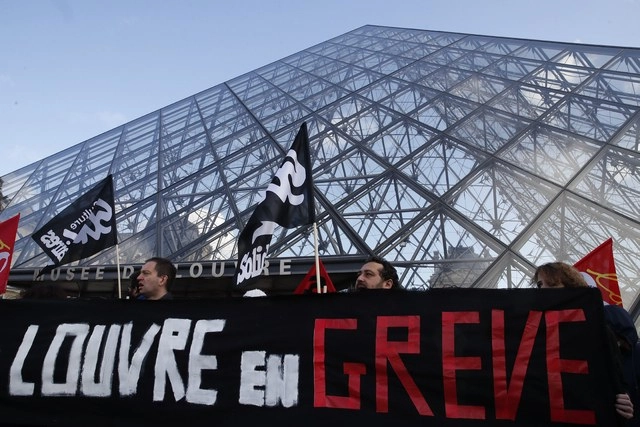 Huelguistas impiden el acceso al Museo del Louvre, en París, Francia. Foto Ap
