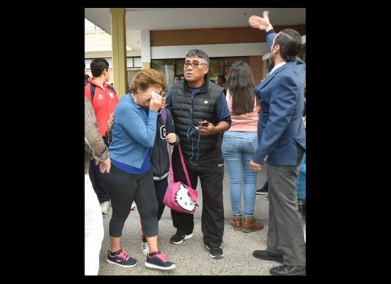 Padres de familia recogen a sus hijos del colegio privado Cervantes. Foto ‘La Jornada’