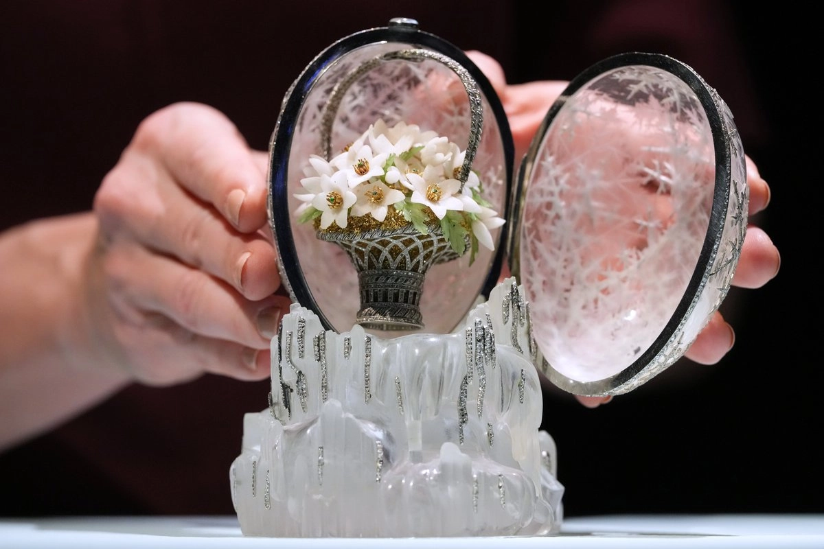 Huevo imperial de invierno de Fabergé se exhibe en la casa de subastas Christie's en Londres, Inglaterra, el 27 de noviembre de 2025. Foto 