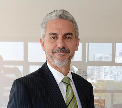 El nuevo abogado universitario es licenciado en Derecho por la UNAM y maestro en Relaciones Internacionales por The Paul H. Nitze School of Advanced International Studies, The Johns Hopkins University. A partir de 1994 es investigador en el IIJ de la UNAM. Imagen tomada de https://www.dgcs.unam.mx/boletin/bdboletin/2023_144.html