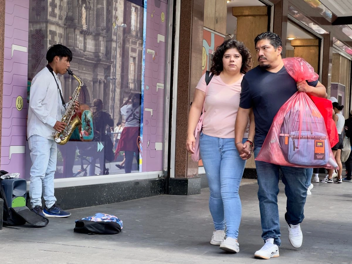 Revela el primer informe de gobierno de la presidenta Claudia Sheinbaum que entre 2018 y 2024, 13.4 millones de mexicanos superaron la condición de pobreza y 1.7 millones más salieron de la pobreza extrema. Foto 