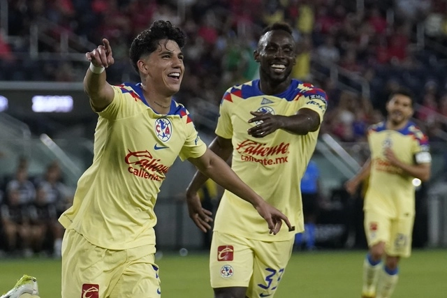 El jugador del América, Kevin Álvarez (c,izq) festeja su anotación durante el encuentro. Foto Ap