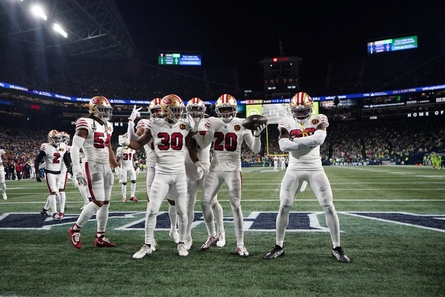 Jugadores de los 49ers de San Francisco festejan una anotación durante el encuentro. Foto Ap