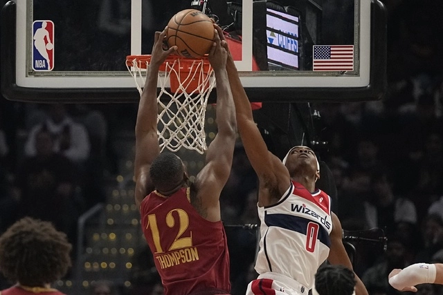 El guardia de los Washington Wizards, Bilal Coulibaly (der), bloquea una volcada del centro de los Cleveland Cavaliers, Tristan Thompson (c). Foto Ap