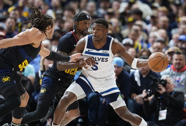 El guardia de los Minnesota Timberwolves, Anthony Edwards (c) busca pasar el balón durante una jugada en el encuentro. Foto Ap