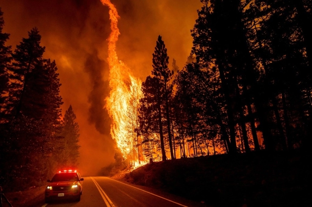 El incendio ‘Dixie’ arrasó con poblados y vegetación en el estado de California, en Estados Unidos. Foto Ap / Archivo