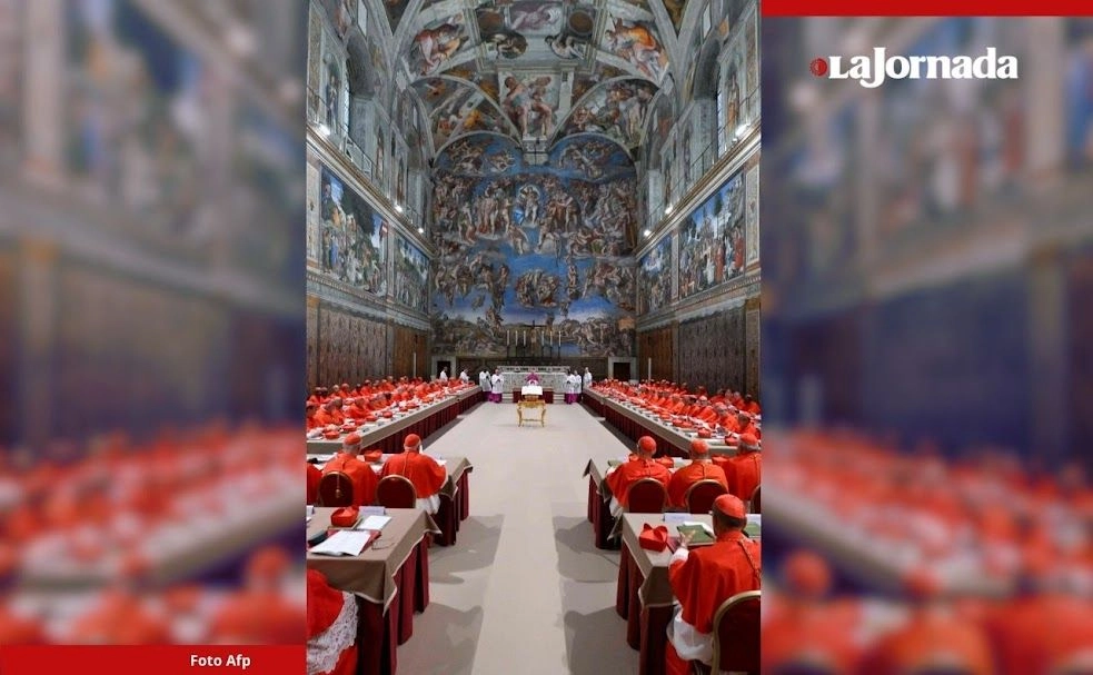 Ayer tuvo lugar la primera votación del cónclave de 133 cardenales en la Capilla Sixtina, la cual duró alrededor de tres horas y terminó con fumata negra, que indica que no se alcanzó la mayoría de dos tercios necesaria para designar al nuevo líder de la Iglesia católica. Foto 