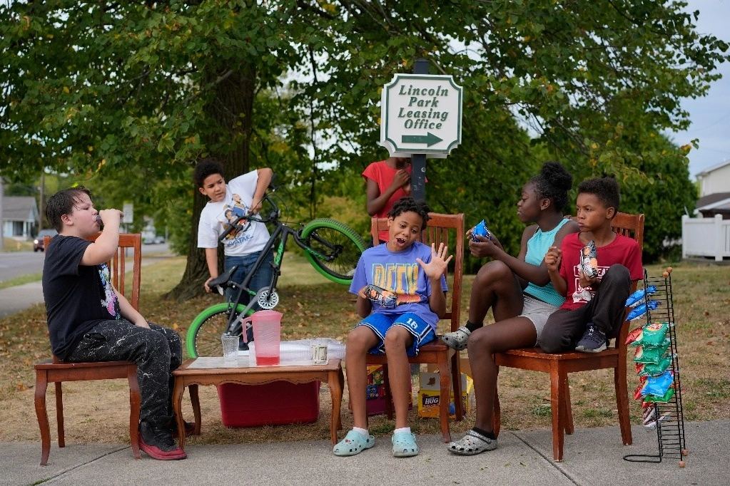 Niños de un vecindario de Springfield, Ohio, decidieron poner un puesto de Kool-Aid y papas fritas ante la suspensión de clases en las escuelas por amenazas de bomba.Foto Ap