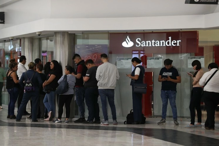 Usuarios de una institución bancaria el pasado 24 de marzo de 2020. Foto María Luisa Severiano