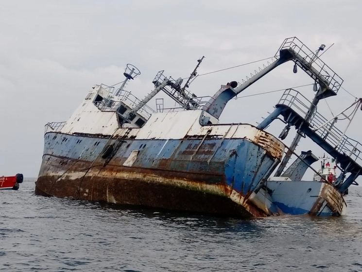 Antes de ser hundida, pescadores integrantes de varias cooperativas del puerto apoyaron en las labores de limpieza y sanitización de la embarcación. Foto La Jornada 
