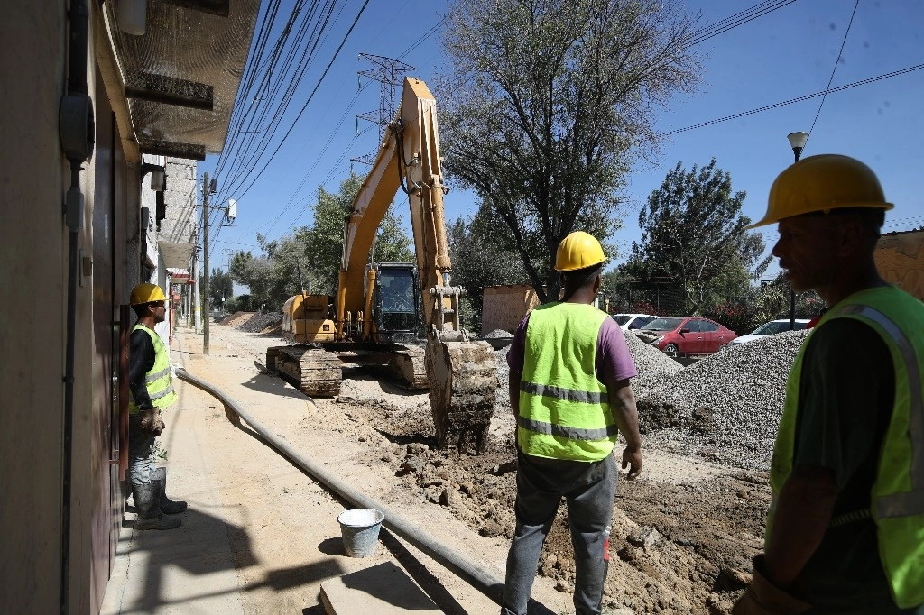 Sólo siete trabajadores de una empresa subcontratada laboran a marchas forzadas para emparejar las calles, aunque los deslizamientos ya llegaron a la Nueva Atzacoalco. Foto Yazmín Ortega Cortés 