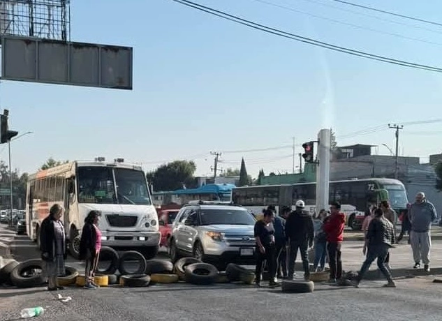 Padres de familia de la escuela primaria Adolfo Ruiz Cortines realizaron un bloqueo en la Avenida Central para exigir la reconstrucción del plantel. Foto 