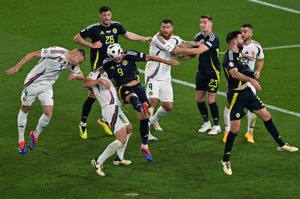 El delantero escocés #09 Lawrence Shankland (4L) encabeza el balón durante el partido de futbol del Grupo A de la UEFA Euro 2024 entre Escocia y Hungría en el Stuttgart Arena, Alemania, el 23 de junio de 2024. Foto Afp
