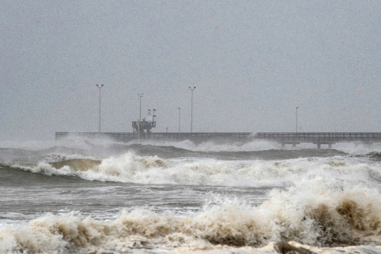 Las mareas suben en el muelle Bob Hall cuando el huracán Hanna se acerca a tierra en Corpus Christi, Texas. Foto Ap