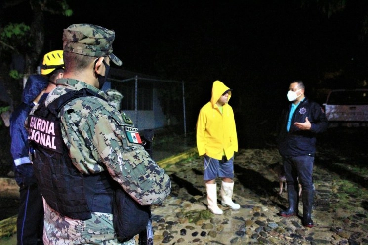 La Guardia Nacional acudió al municipio de Bahía Banderas en Nayarit para apoyar en labores de rescate por el paso del huracán 'Hernán'. Foto cortesía Bahía Banderas