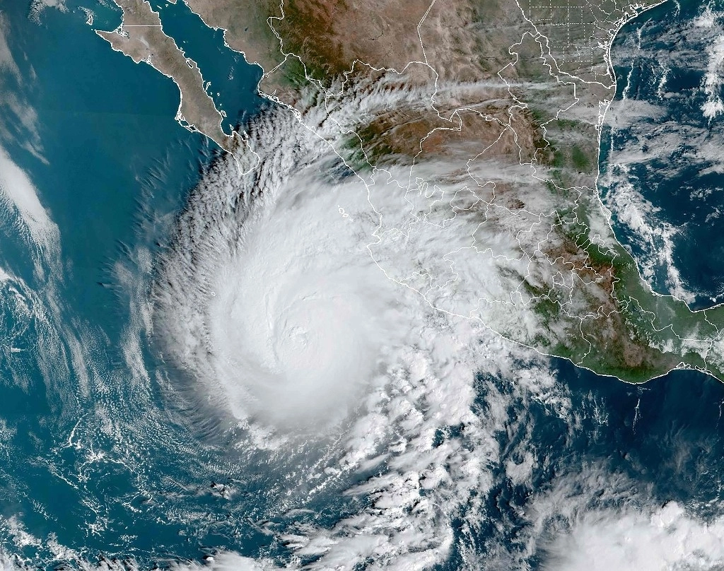 El huracán ‘Norma’ se debilitó a categoría uno luego de impactar en el municipio de La Paz, BCS. Foto Afp