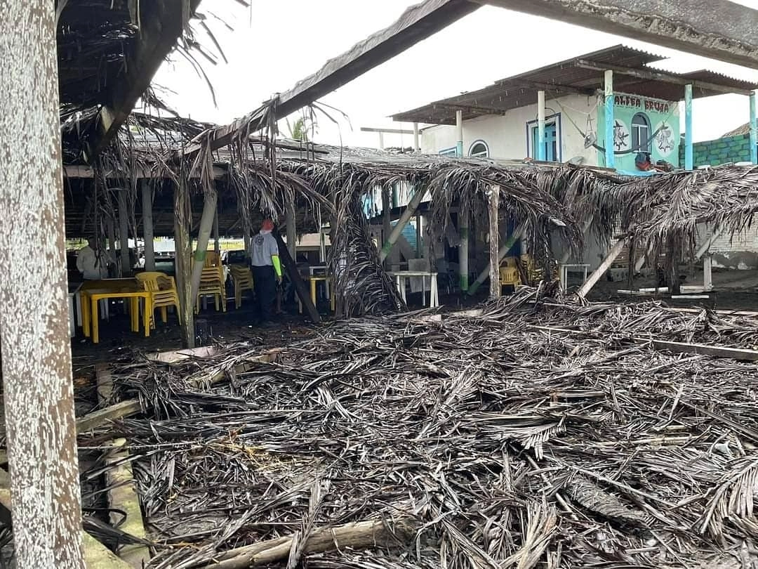 Daños en un negocio de mariscos por el paso del huracán 'Enrique' en Colima. Foto La Jornada